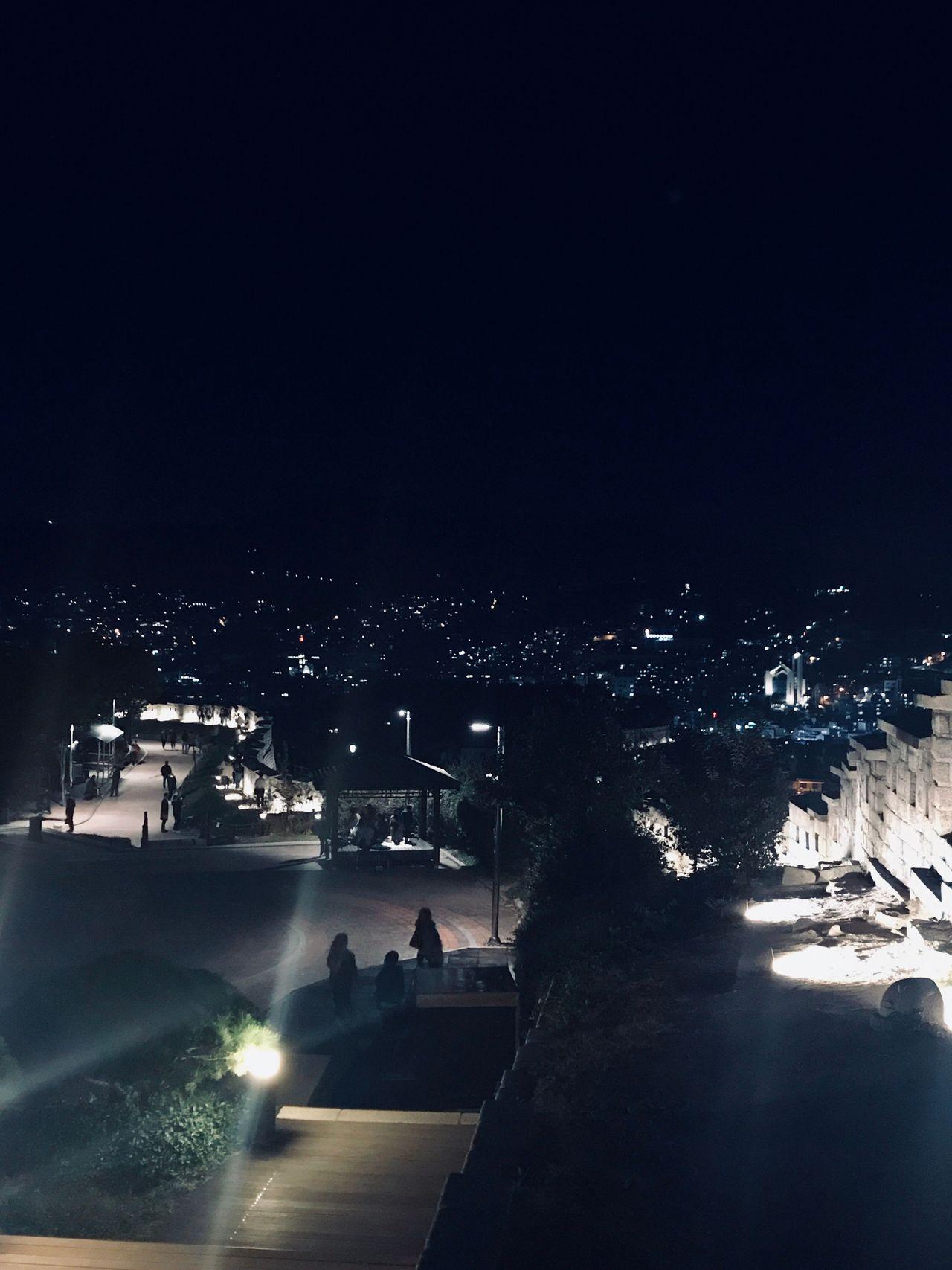 首尔骆山公园的夜景展示，灯火辉煌的街道和远处的建筑轮廓，共同营造了浪漫的约会氛围。